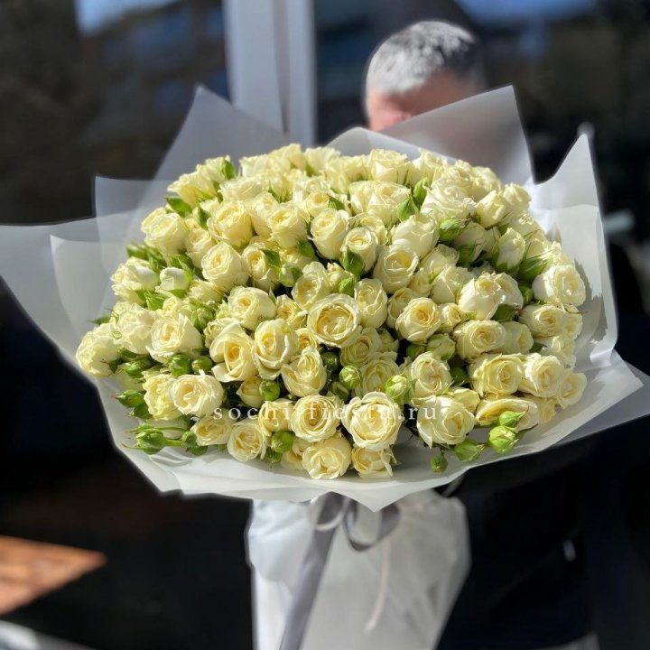 Белые кустовые розы 31 шт в Чебоксарах