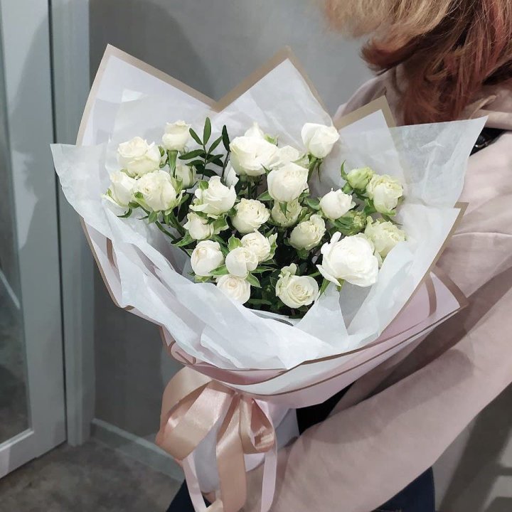 Белоснежные кустовые розы в Чебоксарах