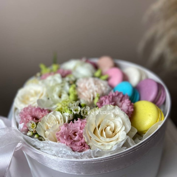 Цветы в цилиндре с макаронс "Прованс" в Чебоксарах