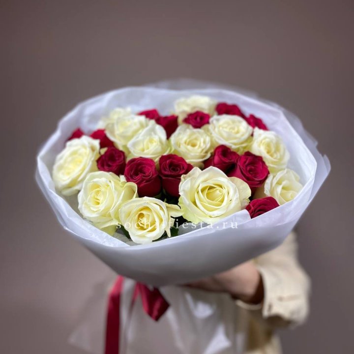 Букет их красных и белых 25 роз в Чебоксарах