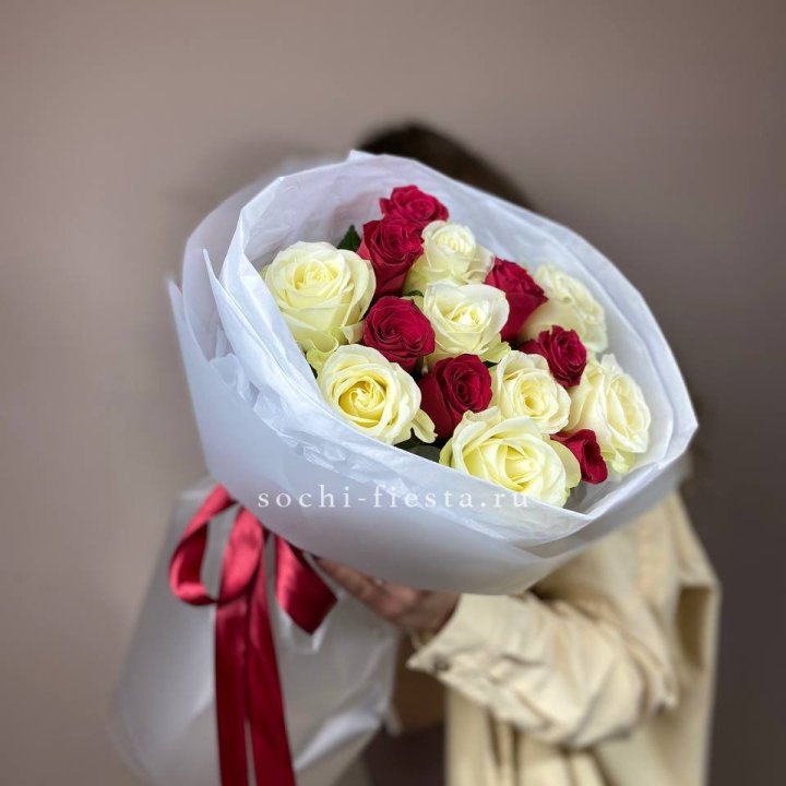 Букет из красных белых 15 роз в Чебоксарах