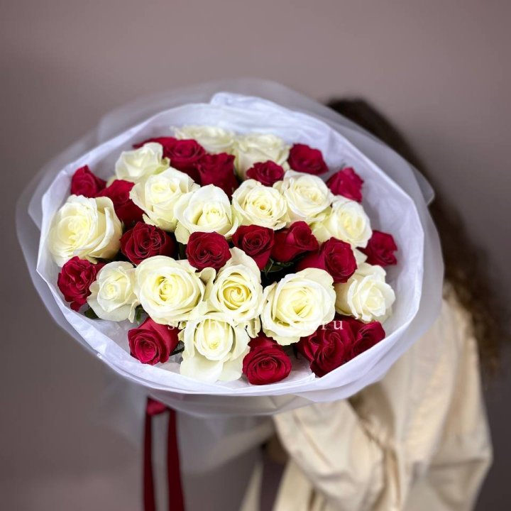 Букет из красных белых 35 роз в Чебоксарах