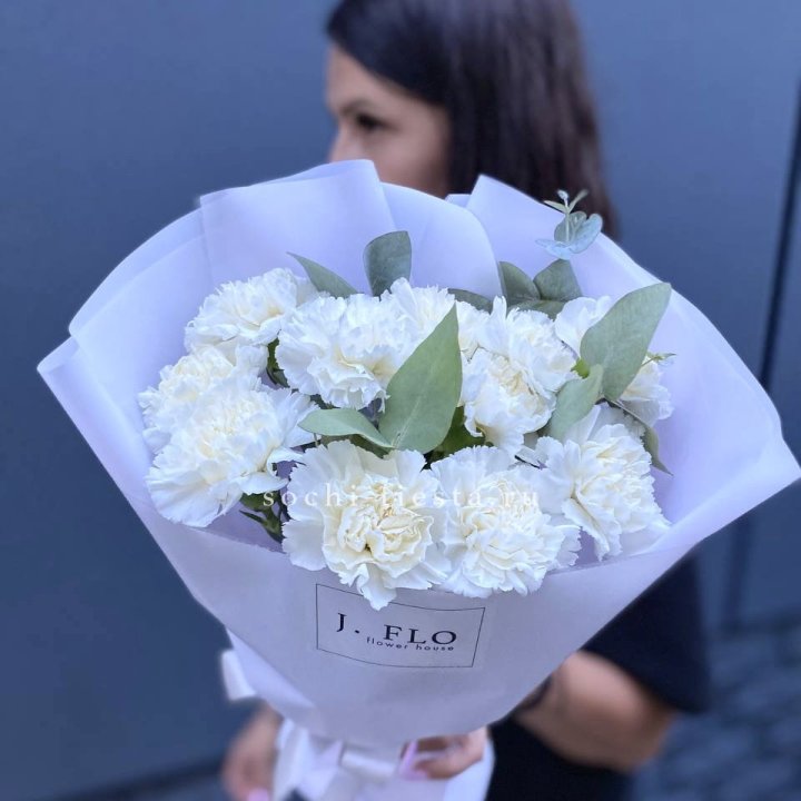 Букет белых диантусов с эвкалиптом в Чебоксарах