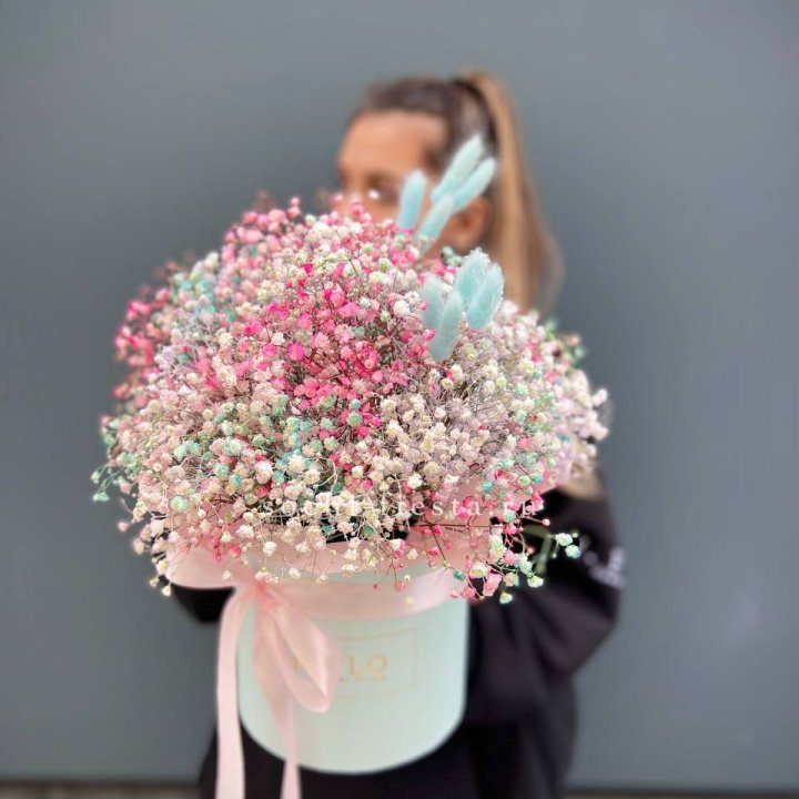 9 Радужных гипсофилы в шляпной коробке в Чебоксарах