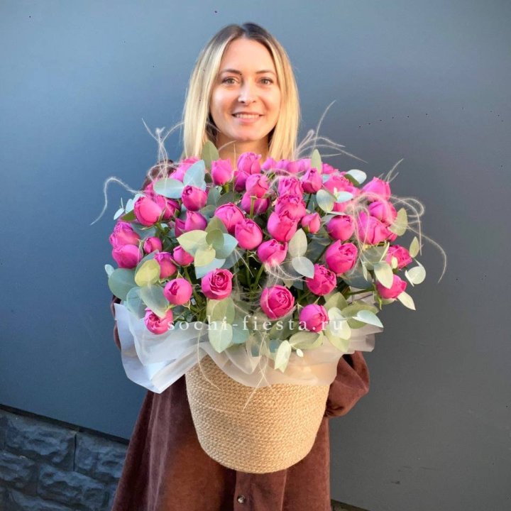 Пионовидные розы  в джутовом кашпо  в Чебоксарах