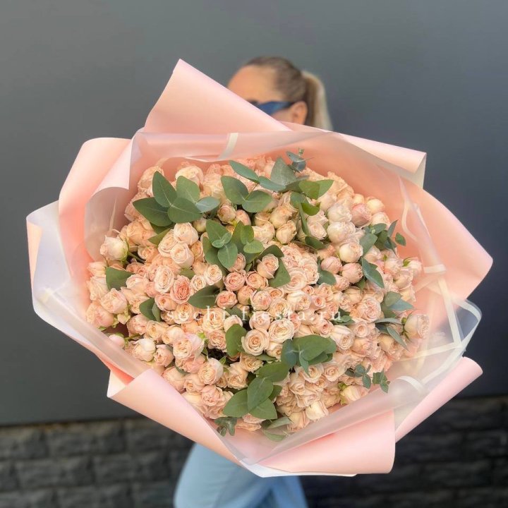 101 кустовая роза с эвкалиптом в Чебоксарах