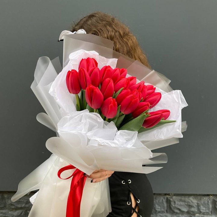 25 красных воздушных тюльпанов в Чебоксарах