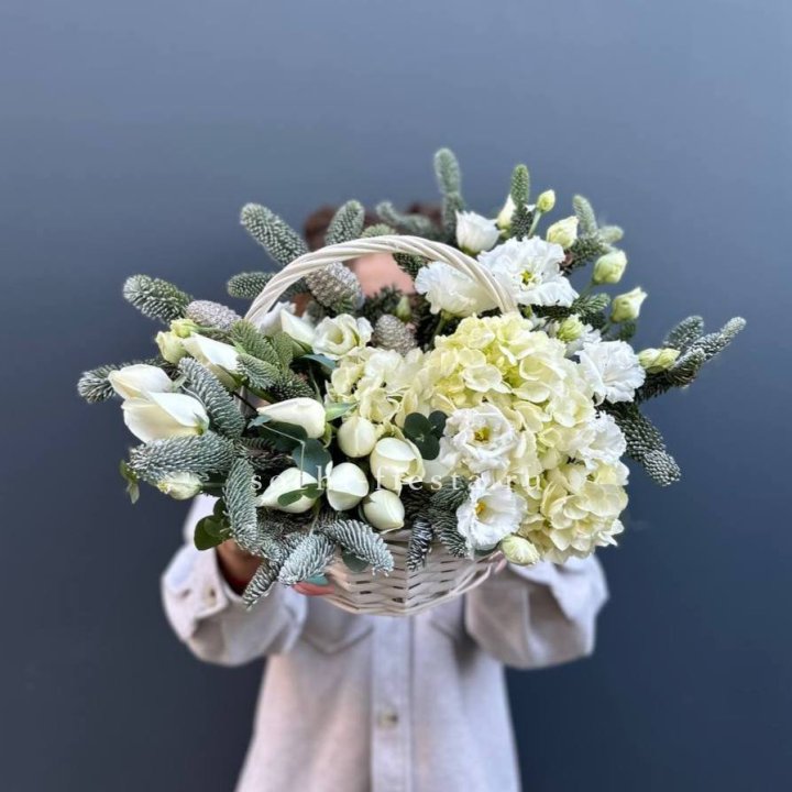 Новогодняя корзина с цветами в Чебоксарах