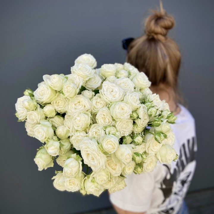 Охапка кустовых роз бомбастик  в Чебоксарах