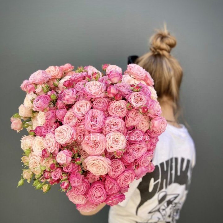 Охапка кустовых роз бомбастик пинк в Чебоксарах