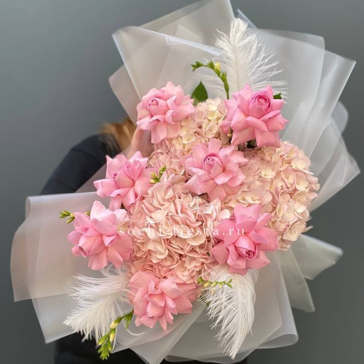  Букет  из гортензий и розовых роз в Чебоксарах