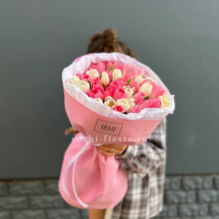 51 бело-розовый тюльпан в Чебоксарах