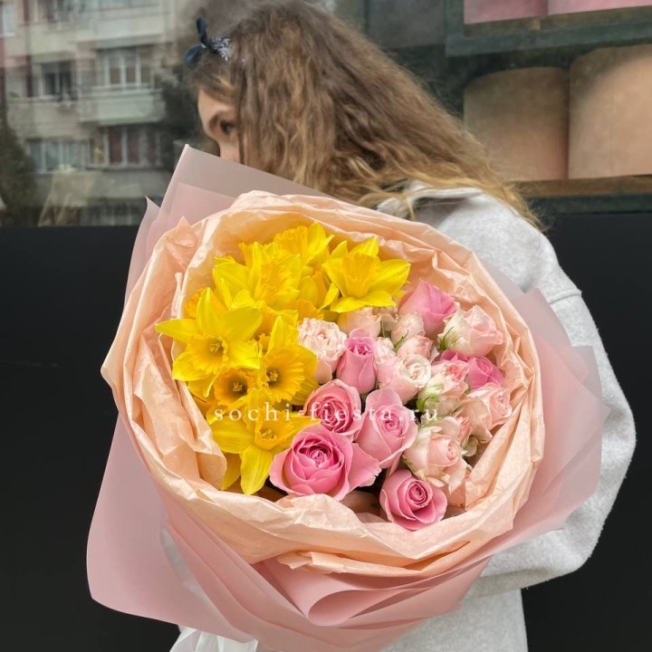 Букет роз и нарциссов в Чебоксарах