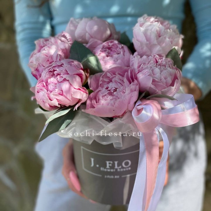 Цилиндр пионов с эвкалиптом в Чебоксарах