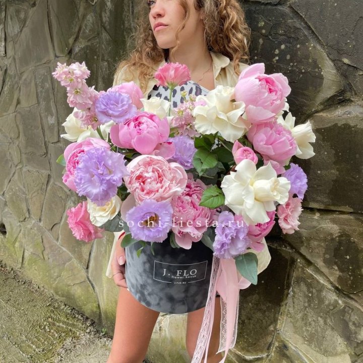 Дизайнерский цилиндр с пионами в Чебоксарах