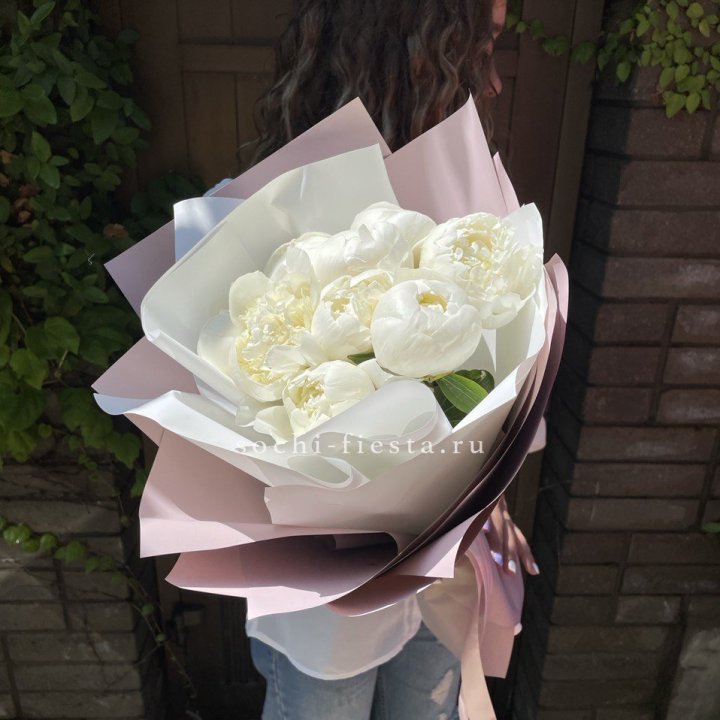 9 белоснежных пионов в Чебоксарах