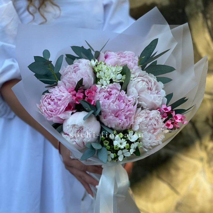 7 зефирных пионов с эвкалиптом в Чебоксарах