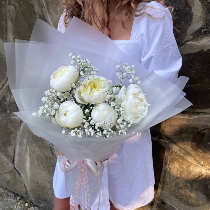 Букет белых пионов "Файв" в Чебоксарах