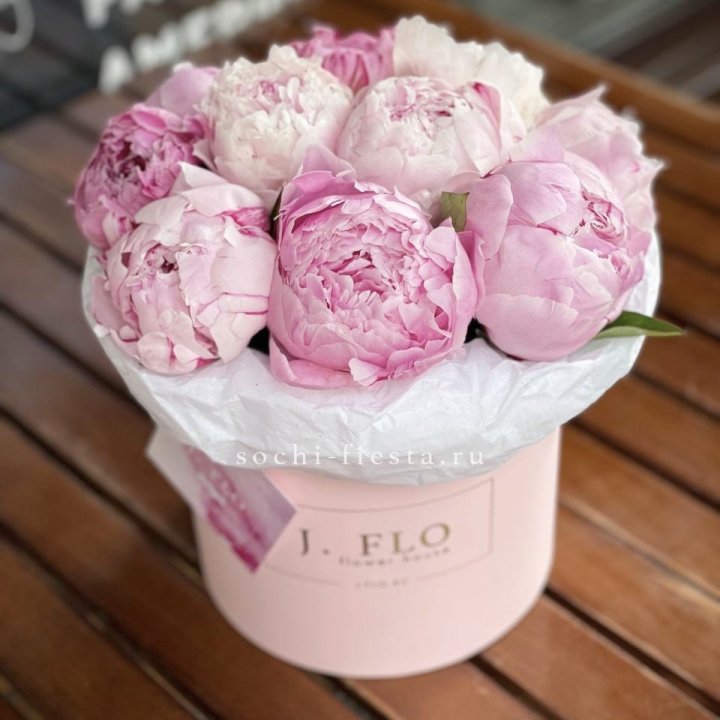 Цилиндр с пионами "Лилу" в Чебоксарах