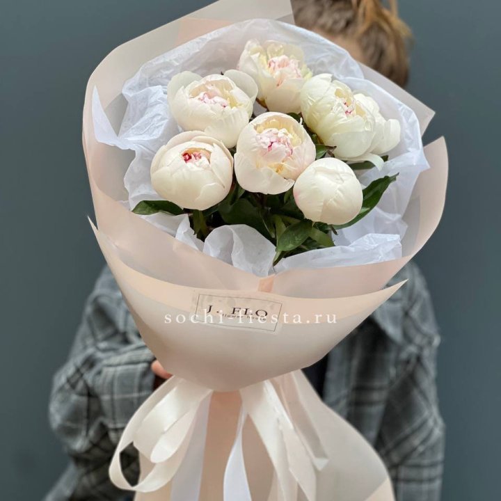 Букет белых пионов в Чебоксарах