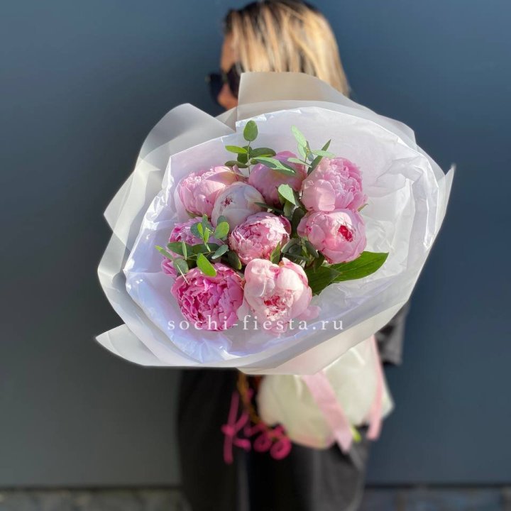 9 пионов с эвкалиптом в Чебоксарах