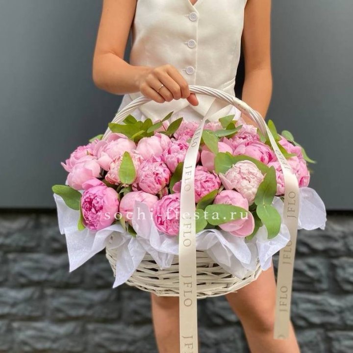 29 пионов в корзине в Чебоксарах