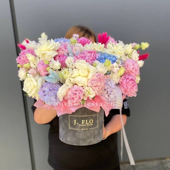 Цилиндр с пионами "Аса" в Чебоксарах