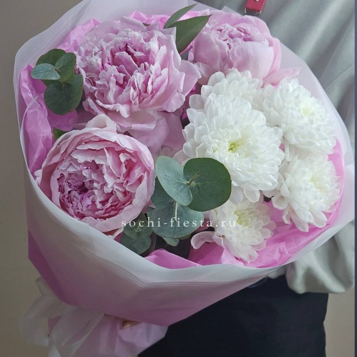  Букет комплимент с пионами в Чебоксарах