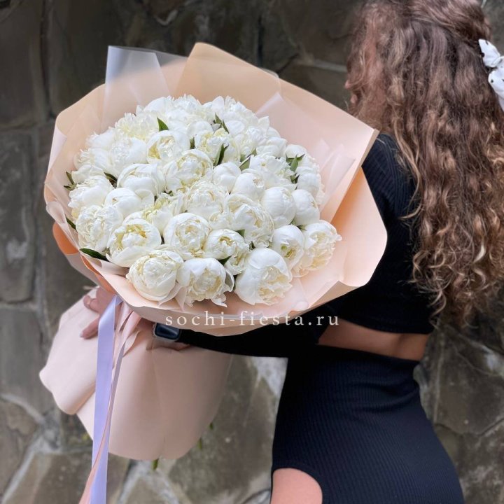 35 белых пион в Чебоксарах