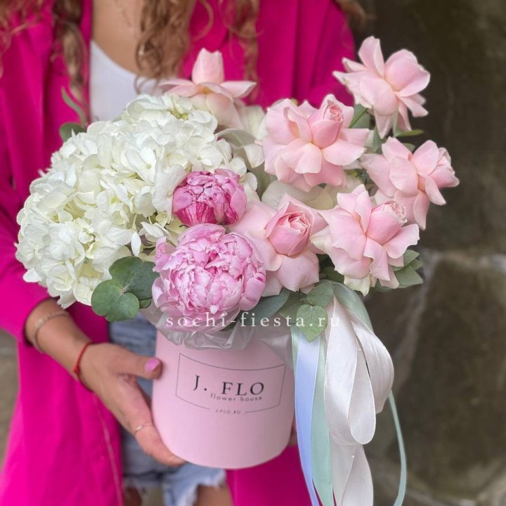 Цилиндр с пионами "Алисия" в Чебоксарах