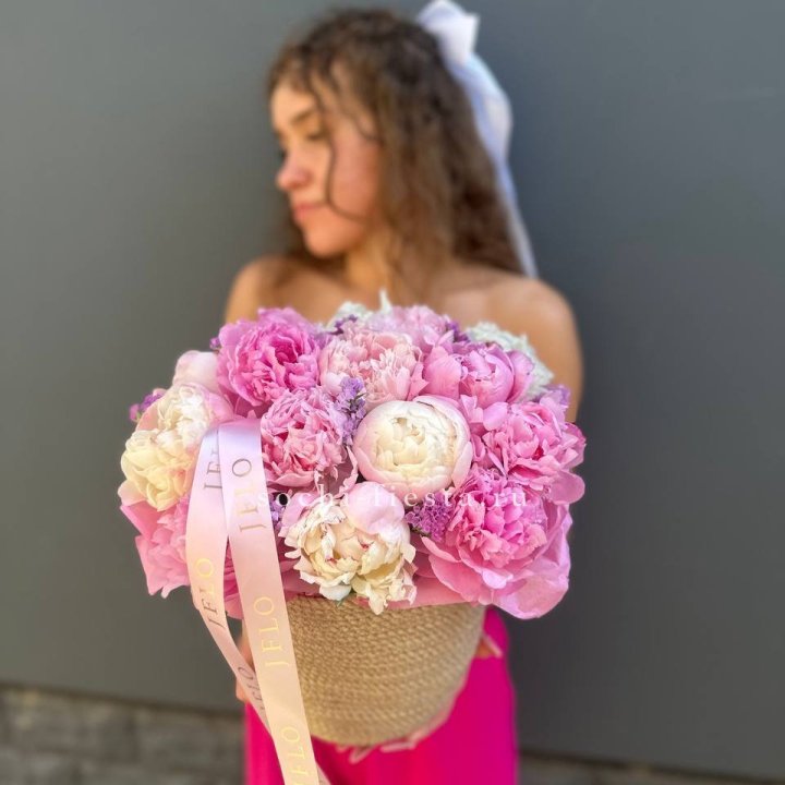 15 пионов в джутовом кашпо в Чебоксарах