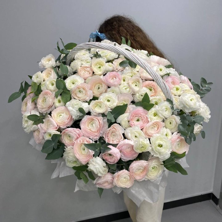 Ранункулюсы в корзине в Чебоксарах