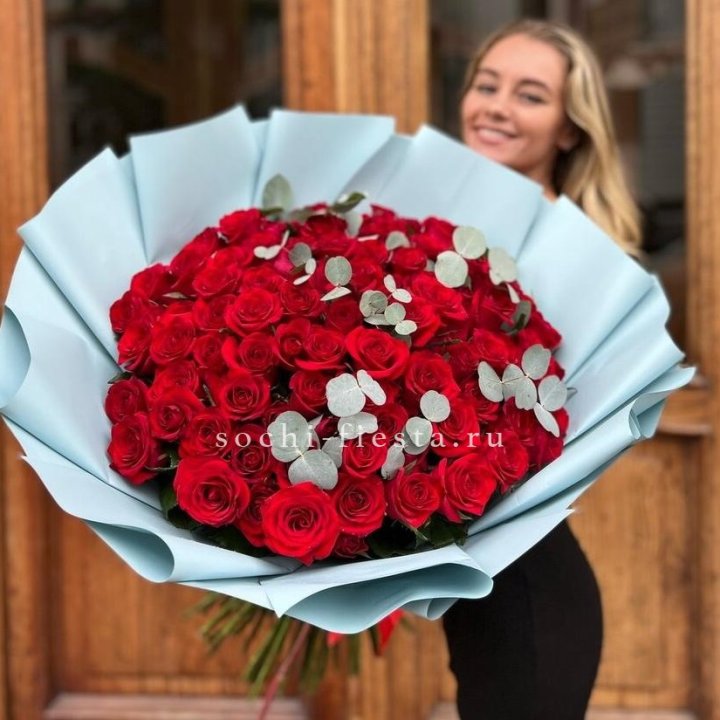 101 красная роза с эвкалиптом в Чебоксарах
