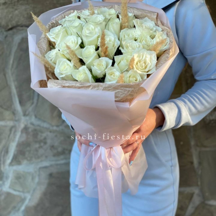 25 белых роз с сухоцветами в Чебоксарах