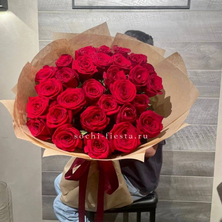 37 красных роз в крафте в Чебоксарах