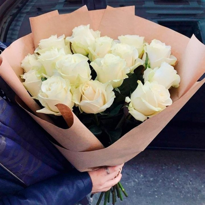 15 белых роз "Крафт" в Чебоксарах