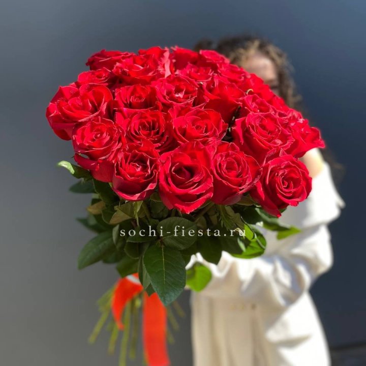 25 высоких красных роз в Чебоксарах