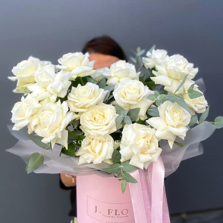 17 Французских белых роз в боксе в Чебоксарах