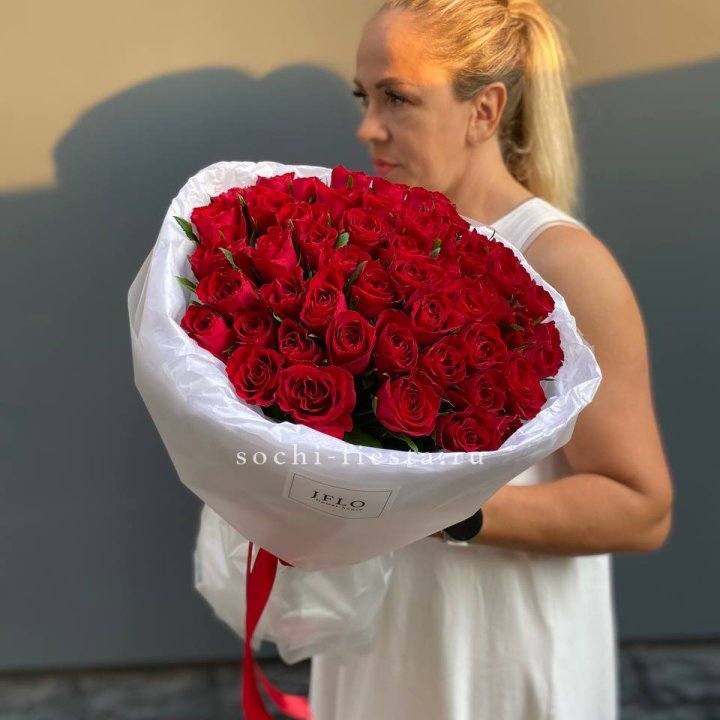 51 роза мадам ред в нежном оформлении в Чебоксарах