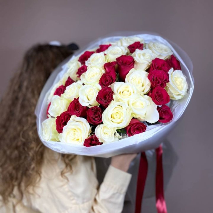 Букет из красных белых 45 роз в Чебоксарах