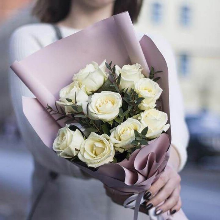 9 белых  роз "Минт" в Чебоксарах