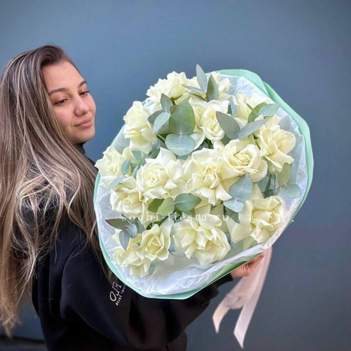 15 Белых французских роз "Ноте бьянка" в Чебоксарах