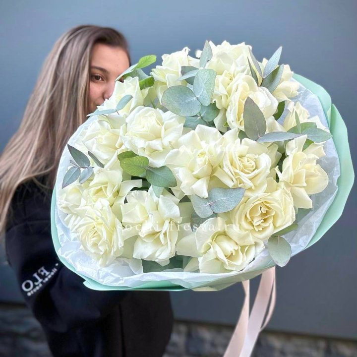 19 Белых французских роз "Ноте бьянке" в Чебоксарах