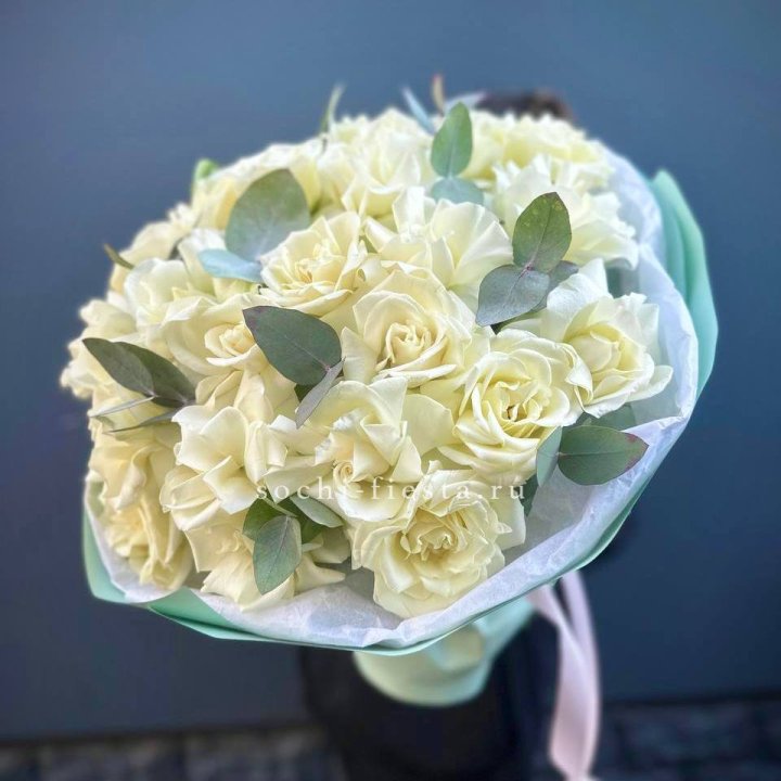 25 Белых французских роз "Ноте бьянка" в Чебоксарах