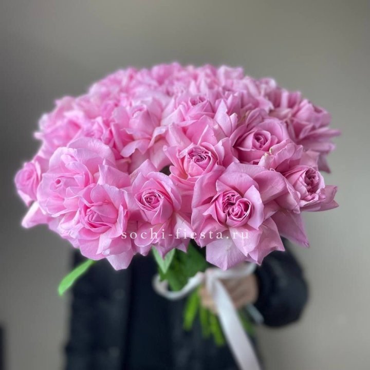 25 розовых французских роз в Чебоксарах