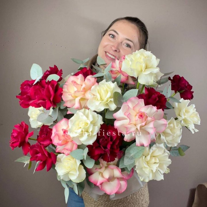 35 французских роз микс в джутовом боксе в Чебоксарах