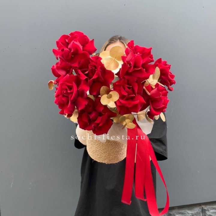 Красные французские розы в джутовом кашпо в Чебоксарах