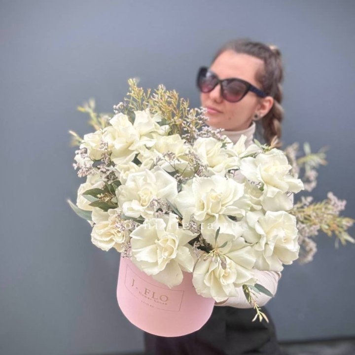 17 Французских белых роз в коробке Афина в Чебоксарах