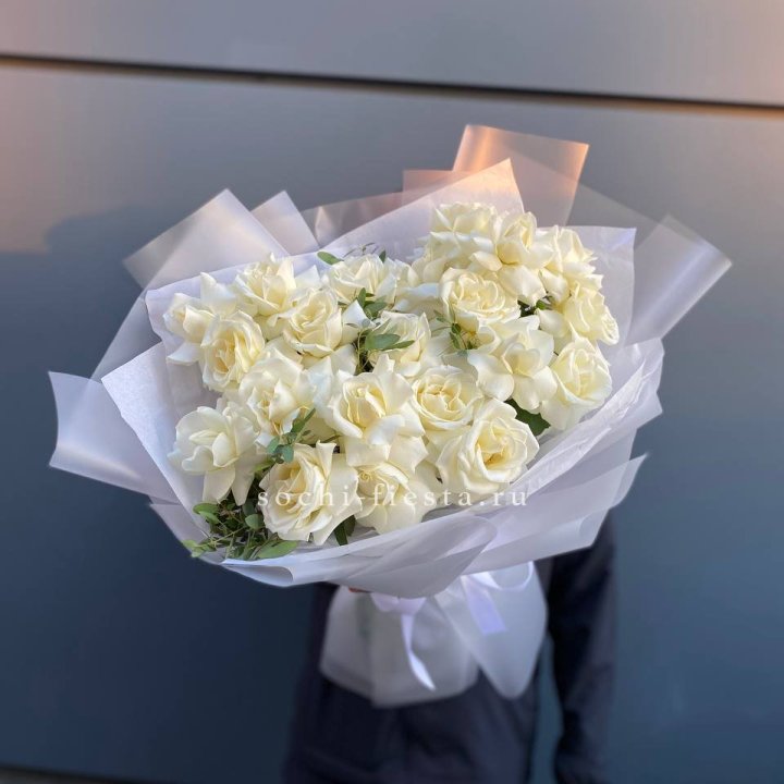 Пышный букет из белых роз в Чебоксарах
