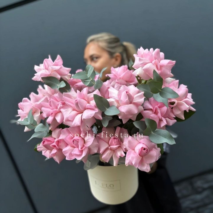 17 Розовых французских роз в боксе в Чебоксарах